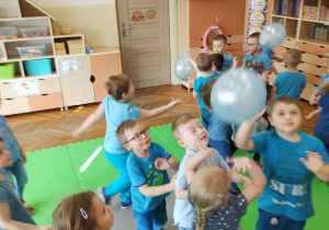 Zabawy Odkrywców z niebieskimi balonami